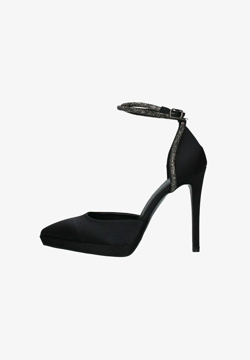 Décolleté nera con tacco alto, punta affilata, materiale satinato elegante, cinturino alla caviglia con accenti metallici e tacco a spillo.