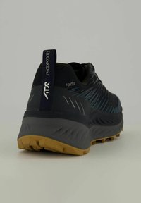 Zwarte en blauwe trailrunning schoen met een gestructureerde bovenkant, duurzame rubberen buitenzool en een gevoerde kraag voor comfort. Heeft een trekhaak.