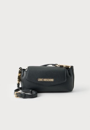 Czarna, teksturowana skórzana torba Love Moschino na ramię z złotymi okuciami i regulowanym paskiem na jednolitym jasnym tle.