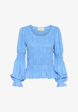 Šviesiai mėlyna bliuskutė su susiraukšlėjusiu tekstūru, ilgomis pūstu suknelėmis ir plasdumu. Turinti apvalų iškirpimą ir lygaus, blizgaus audinio.