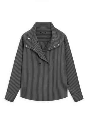 Camicia a maniche lunghe grigio scuro con righe verticali nere e collo alto con bottoni a pressione argentati e doppia patta con bottoni.
