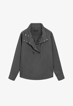 Camicia a maniche lunghe grigio scuro con righe verticali nere e collo alto con bottoni a pressione argentati e doppia patta con bottoni.