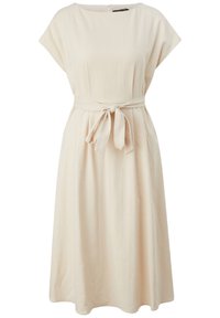 Robe midi beige à manches courtes et à ceinture en tissu nouée en nœud à la taille, avec un col rond et une coupe loose.