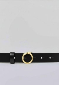 Černý kožený pásek s kulatou přezkou ve zlaté barvě, s texturovaným povrchem, několika otvory pro nastavení a smyčkou pro přebytečný pásek.