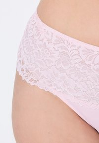 Roze kanten hipster slips met een bloemenpatroon op de tailleband, een gladde onderzijde en golvende kanten randen.
