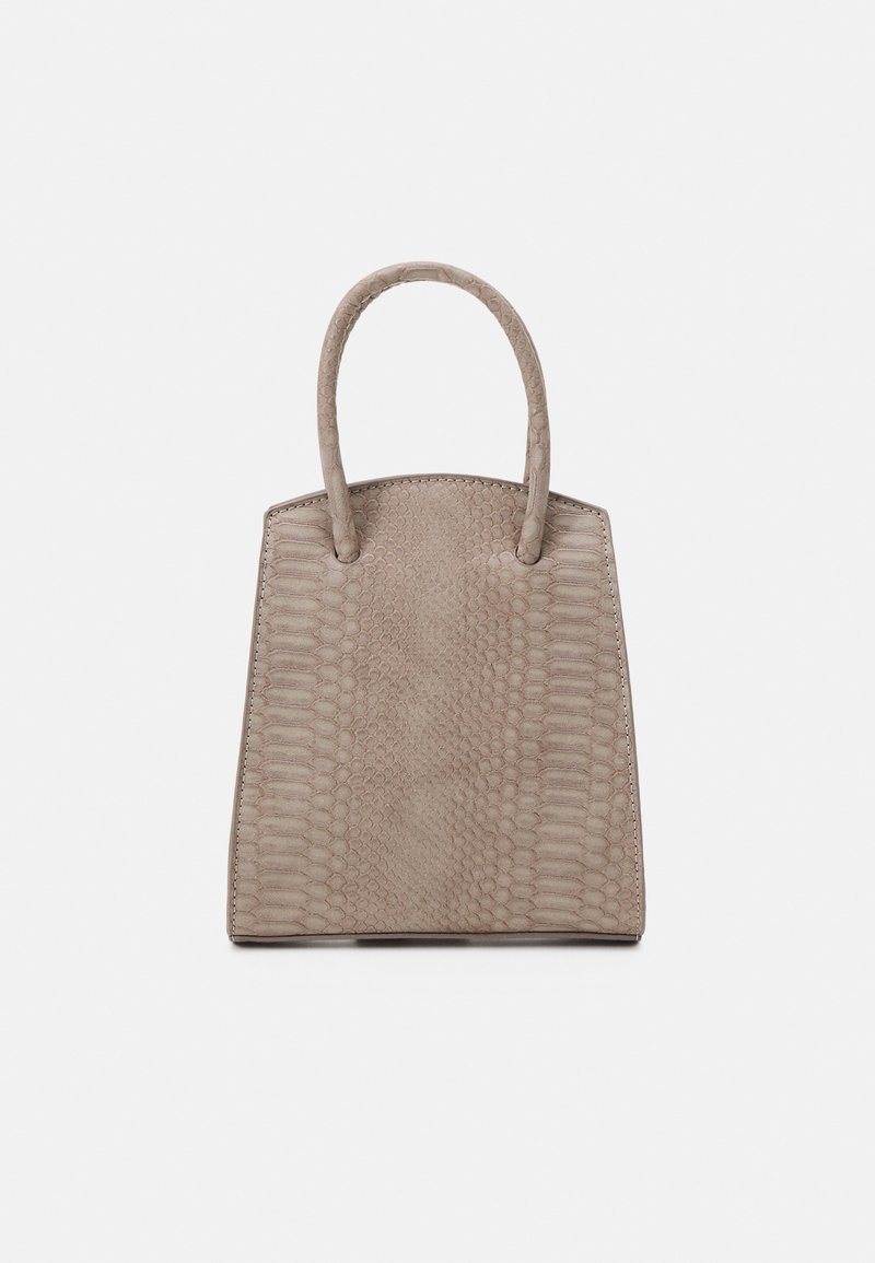 Borsa in ecopelle di serpente color taupe con due manici arrotondati e forma trapezoidale su uno sfondo bianco.