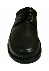 Zapato de piel negra con punta redondeada, superficie lisa, costuras elevadas y seis ojales metálicos para los cordones. Diseño clásico, perfil bajo.