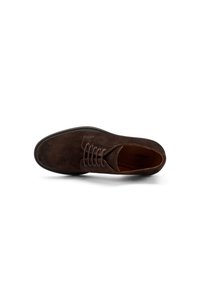 Scarpa in suede marrone con lacci, punta tonda, dettagli cuciti attorno alla suola e una fodera interna liscia. Suola piatta.