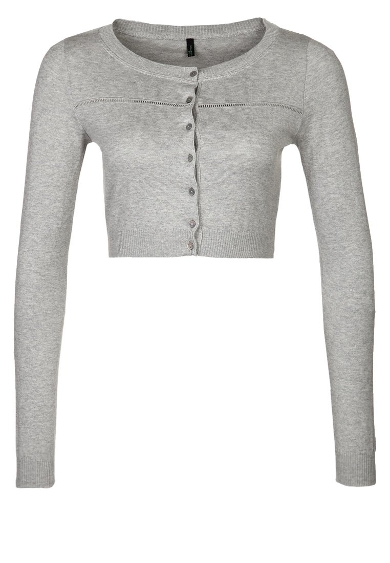Cardigan grigio corto con maniche lunghe, scollatura rotonda e chiusura con bottoni. Tessuto testurizzato con dettagli di cucitura sotto la scollatura.
