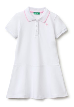 Vestido polo blanco de manga corta con ribete rosa en el cuello, tres botones en la tapeta y pequeño logo rosa en el pecho.
