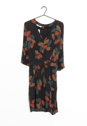 Zwarte wikkeljurk met driekwart mouwen, uitgerust met een kleurrijk bladerenpatroon in rood, teal en beige; inclusief een bijpassende stoffen riem.