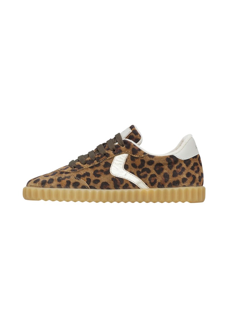 Sneakers con stampa leopardata, suola testurizzata beige, lacci verde scuro e dettagli bianchi. Materiale scamosciato con una finitura liscia.