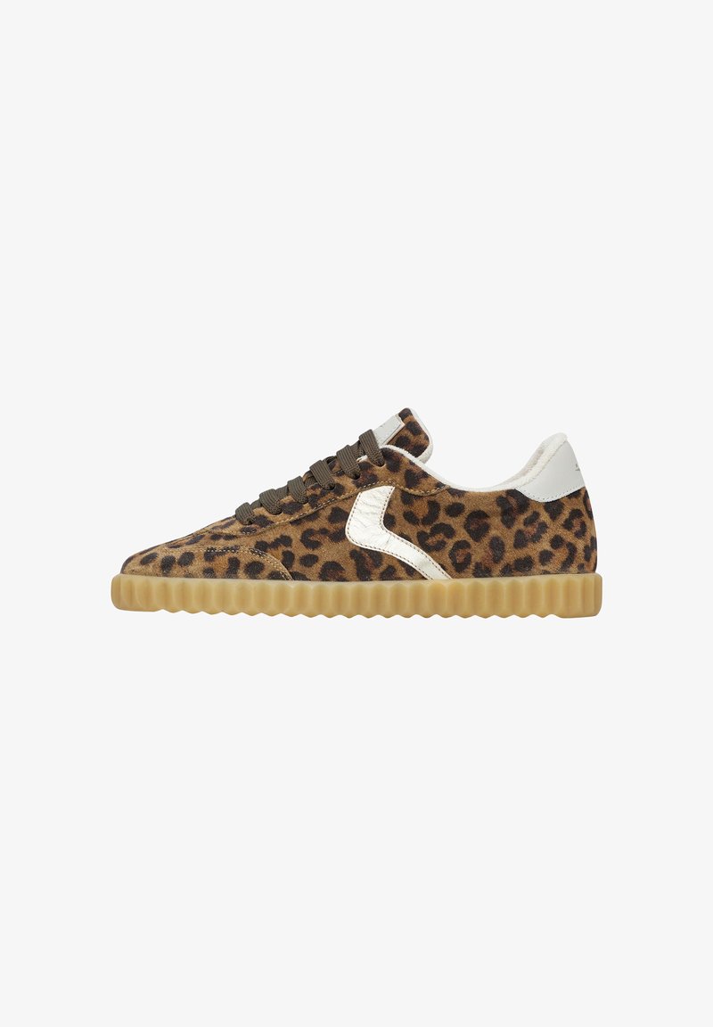 Sneakers con stampa leopardata, suola testurizzata beige, lacci verde scuro e dettagli bianchi. Materiale scamosciato con una finitura liscia.