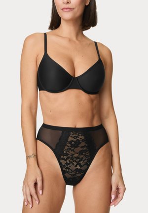 Set di lingerie nera composto da un reggiseno con coppe modellate e spalline regolabili e un perizoma a vita alta con dettagli in pizzo e rete.