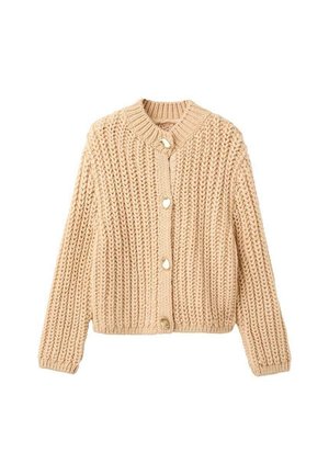 Cárdigan grueso beige de punto con mangas largas, cuello acanalado y cuatro botones de forma única en la parte delantera.