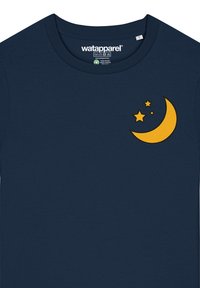 Dunkelblaues T-Shirt mit kurzen Ärmeln, das auf der linken Brustseite mit einem gelben Halbmond und Sternen bestickt ist. Hergestellt aus weichem Baumwoll-Mix.