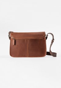 Borsa a tracolla in pelle marrone con una forma strutturata, tasca frontale e tracolla regolabile. Texture liscia con dettagli di cucitura rustica.
