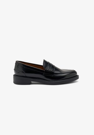 Mocassins en cuir noir avec une finition lisse, des détails surpiqués et une semelle en caoutchouc basse. Comprend une bride décorative sur le dessus.