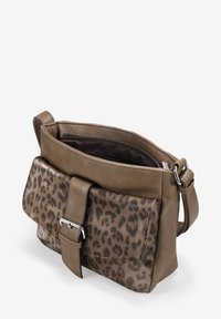 Bolso de hombro marrón con correa ajustable, bolsillo frontal con tapa de estampado de leopardo y hebilla plateada, parte superior parcialmente abierta que muestra el interior con cremallera.