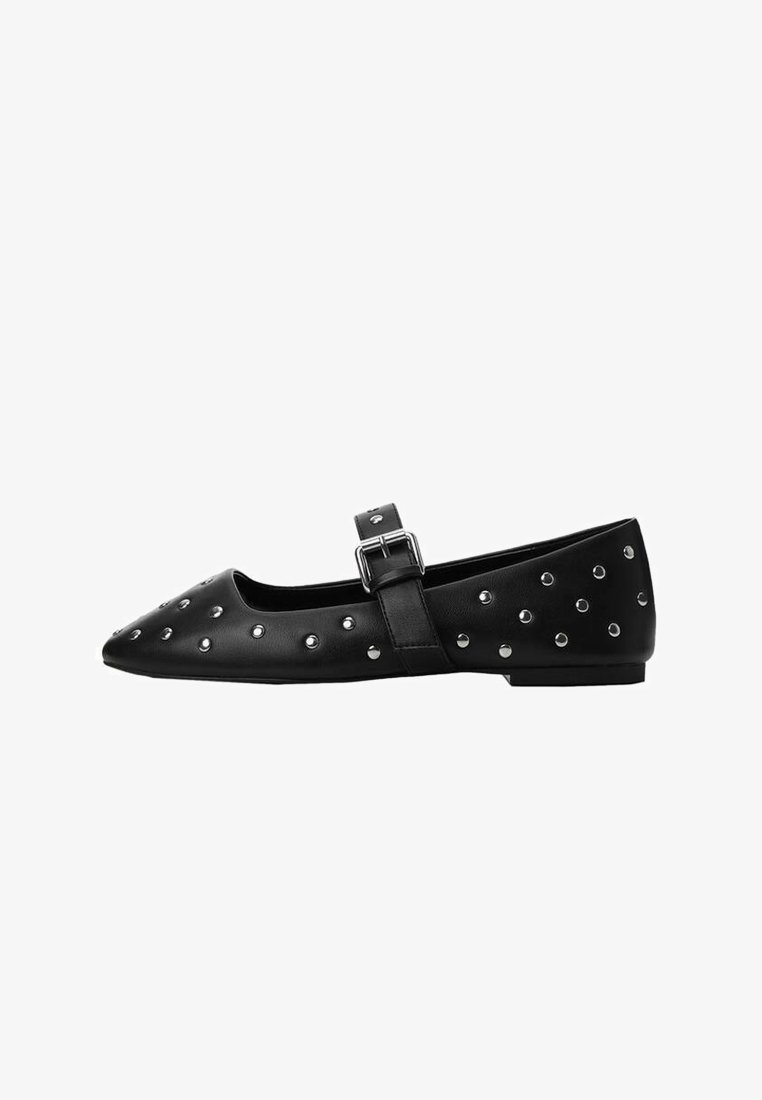 Bailarinas de cuero negro con punta afilada, adornadas con Studs plateados y una correa con hebilla en la parte superior. Suela plana, diseño simple.
