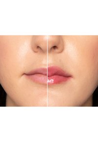 Lip vergelijking: linkerkant met een natuurlijke matte afwerking, rechterkant met een glanzende, vollere uitstraling. Huidtint is consistent aan beide zijden.