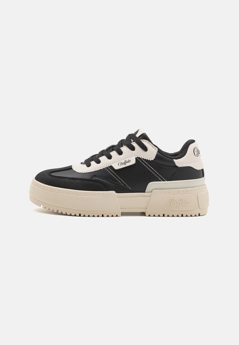 Baskets de la marque Buffalo noires et blanches avec une semelle beige épaisse et des lacets noirs, montrées de profil sur un fond clair uni.