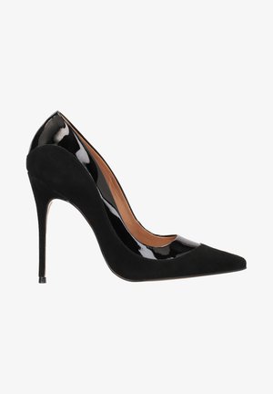Crne salonke s visokom potpeticom s nazupčanim nožnim prstom, kombinacijom lakirane i antilop kože, te elegantnim siluetom sa stiletto potpeticom.