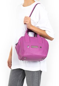 Roze leren handtas met dubbele handgrepen, accenthardware, rechthoekige vorm en platte bodem. Gelaagde textuur met stikdetails.