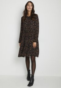 Kaffe AMBER - Blusenkleid - black multi col flower print