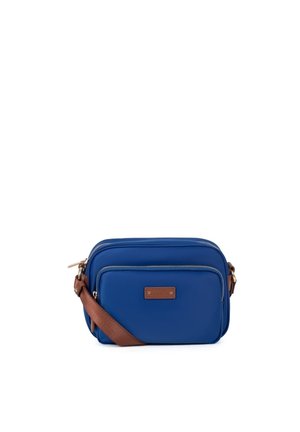 Sac bandoulière rectangulaire bleu avec poche avant zippée, sangle marron réglable et petite pièce marron sur la poche avant.