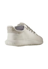 Lys grå sneaker med en glatt lærkropp, subtile teksturerte detaljer, lav profil og gummisåle med en rillestempel.