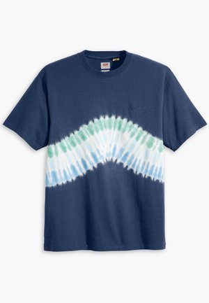 T-shirt à manches courtes bleu marine avec rayure chevron tie-dye blanche, verte et bleu clair traversant la poitrine et logo Levi's discret.