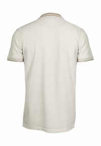 Camisa polo de manga corta en beige claro con un patrón texturizado, cuello y puños en un tono más oscuro, tejido sin elasticidad.