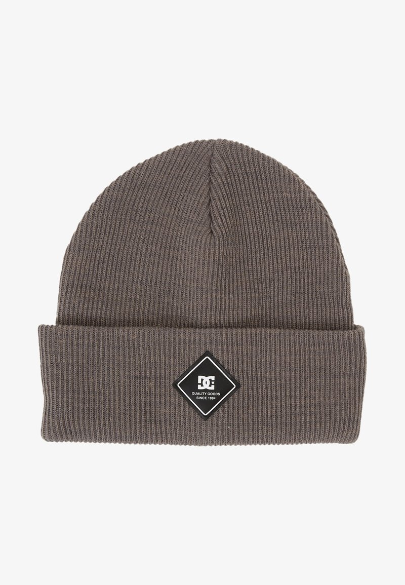 Gorro de punto acanalado gris con un dobladillo vuelto y un parche de logo en forma de diamante negro con texto blanco. Textura suave.