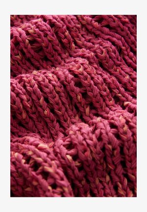 Tissu tricoté en rose profond avec une texture en relief et un tissage lâche et ouvert, présentant des accents en rose plus clair et un aspect doux et flexible.