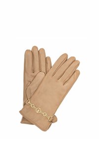 Rękawiczki ze skóry w kolorze jasnobrązowym z drobnym złotym łańcuszkiem jako ozdobą przy nadgarstku, pokazane na białym tle, ułożone na płasko i częściowo nałożone na siebie.