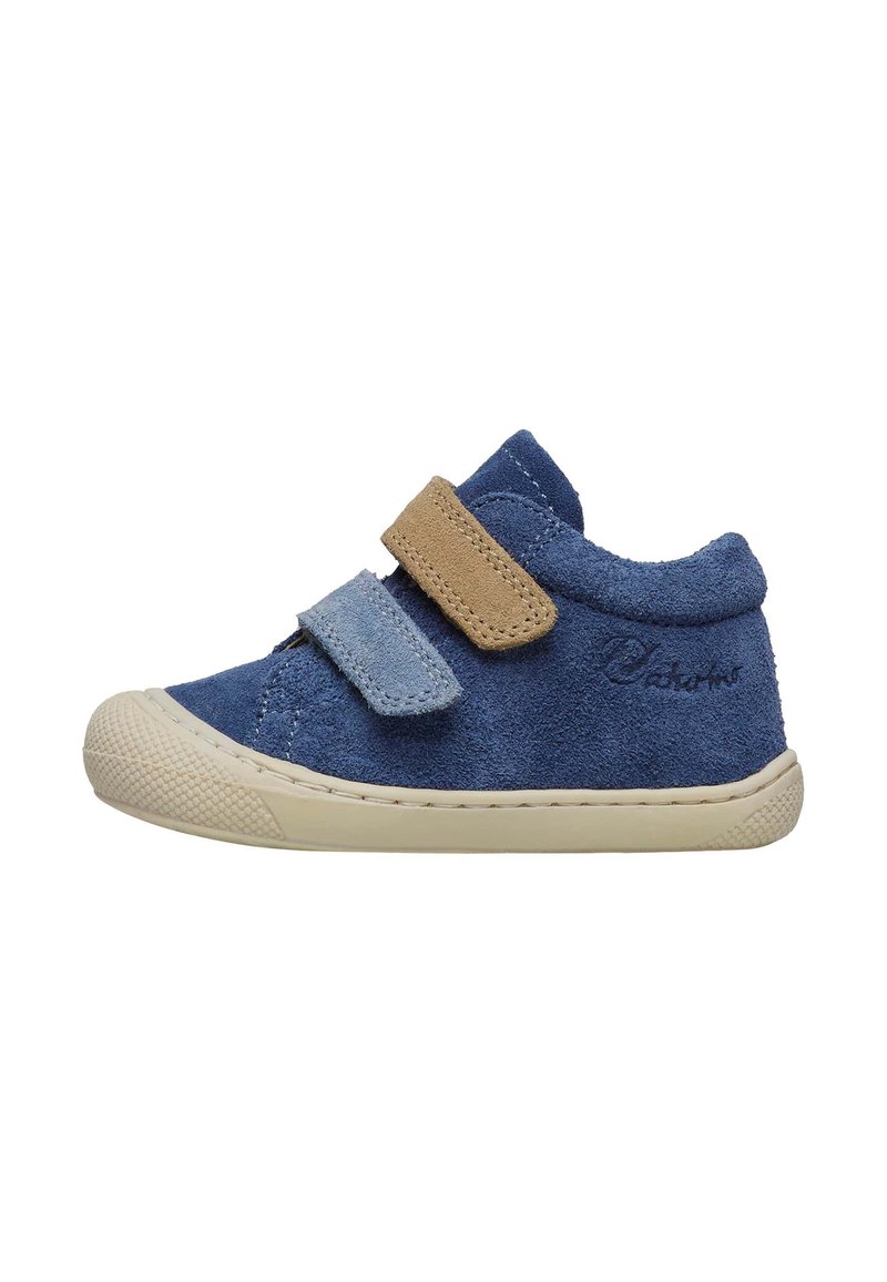 Blauwe suède peuterschoenen met twee klittenbandsluitingen, contrasterende lichtblauwe en tan accenten, witte rubberen zool en afgeronde teenvorm.