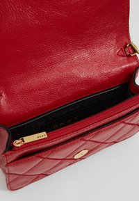 DKNY Olkalaukku - red