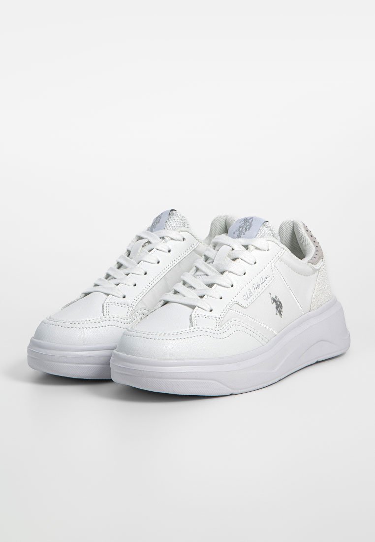 Weiße Sneaker mit einem Obermaterial aus glattem Leder, Schnürdesign, strukturierten Akzenten und einer dicken weißen Sohle. Logo an der Seite sichtbar.