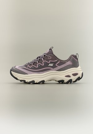 Szaro-fioletowy sneaker Skechers z grubą białą podeszwą i czarnym wzorem bieżnika, prezentowany na neutralnym tle.