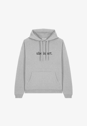 Szürke kapucnis pulóver, puha anyagból, elülső zsebbel és húzózsinórral. A "she is art." felirat jól láthatóan, fekete színben van kiemelve.