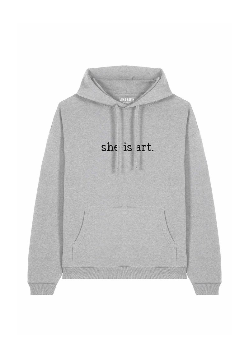Felpa grigia realizzata in morbido tessuto, dotata di tasca frontale e cappuccio con coulisse. Il testo "she is art." è mostrato in modo evidente in nero.