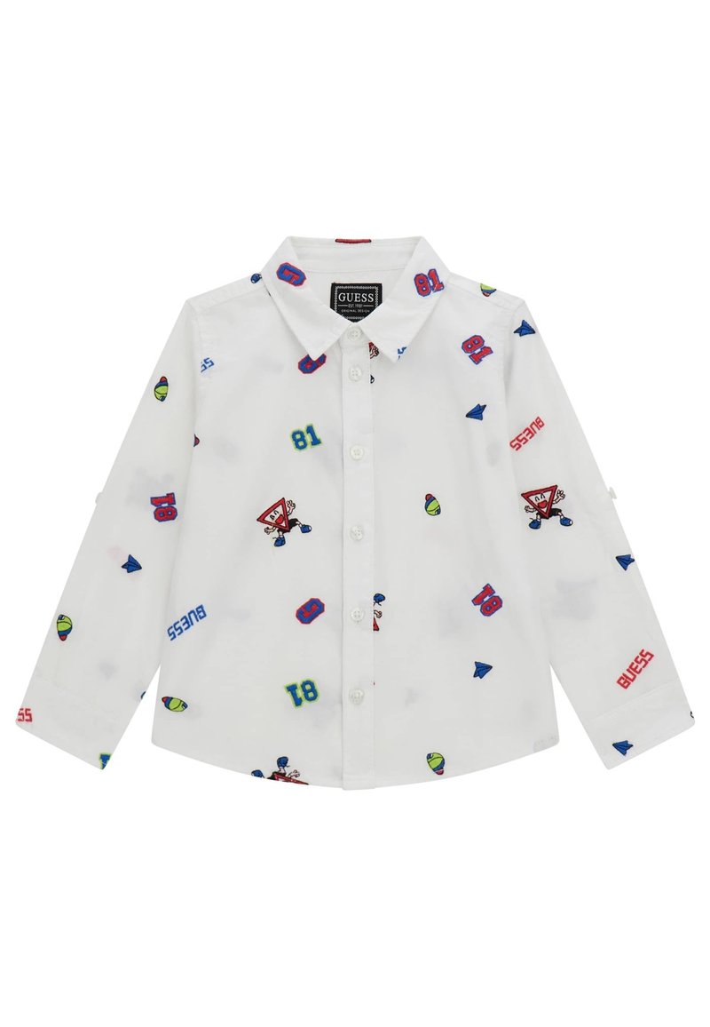 Witte overhemd met knopen, voorzien van kleurrijke geborduurde patches, waaronder cijfers, iconen en de merknaam "GUESS" in het rood, met lange mouwen.