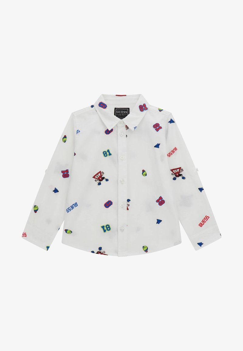Witte overhemd met knopen, voorzien van kleurrijke geborduurde patches, waaronder cijfers, iconen en de merknaam "GUESS" in het rood, met lange mouwen.