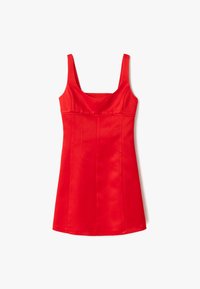 Rotes Satin-Minikleid mit quadratischem Ausschnitt, dünnen Trägern und vertikalen Nahtdetails, das eine glatte Textur und eine enganliegenden Silhouette aufweist.