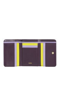 Cartera delgada de cuero morado con compartimentos para tarjetas amarillos y lilas, que presenta herrajes dorados y un cierre de botón. Diseño minimalista con múltiples compartimentos.