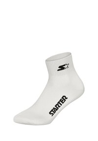 Biała sportowa skarpetka z żebrowanym mankietem, ozdobiona czarnym logo "S" oraz napisem "STARTER" wzdłuż boku. Lekka, dzianinowa faktura.