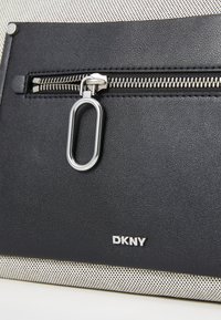 DKNY NALA CROSSBODY - Rankinė per petį - black/neutral