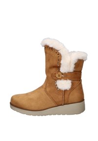 Tan suède enkelschoenen met een faux fur manchet, decoratieve driehoekige studs en een knoopaccent aan de zijkant. Rubberen zool met textuur voor grip.