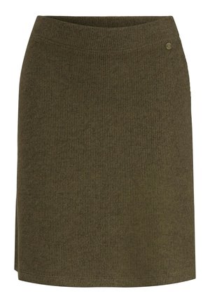 Jupe côtelée tricotée vert olive mi-longueur avec un petit logo métallique rond près de la taille, côté droit.